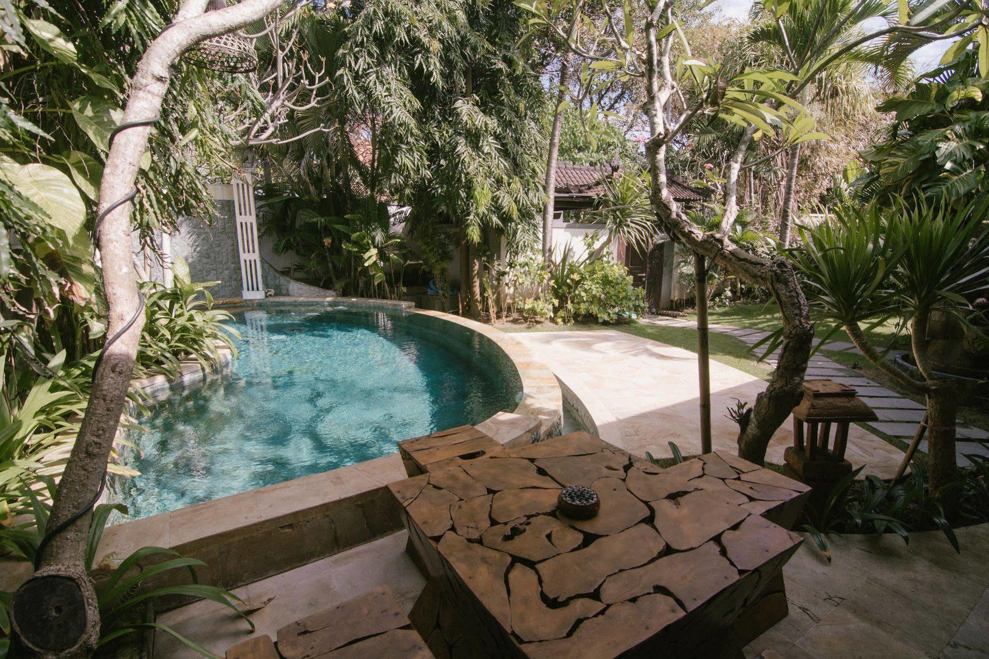 Bale Seminyak Bed & Breakfast Exterior photo